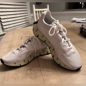 Women's Reebok Zig Dynamica White Comfort Footbed Sneakers size 9.5 like new